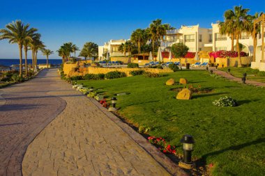 Sharm el-Sheikh, Mısır - 14 Mart 2018. Gecenin mükemmel bir beyaz otel avlusu. Güneş doğuyor. Kavram Turizm, tatil ve lüks eğlence. Cyrene Grand otel konaklama