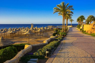 Sharm el-Sheikh, Mısır - 14 Mart 2018. Gecenin mükemmel bir beyaz otel avlusu. Güneş doğuyor. Kavram Turizm, tatil ve lüks eğlence. Cyrene Grand otel konaklama