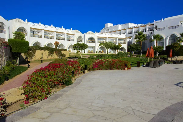 Sharm el-Sheikh, Mısır - 14 Mart 2018. Bir yaz gününde mükemmel bir beyaz otel avlusu. Turizm, tatil ve lüks eğlence kavramı. Cyrene Grand otel konaklama