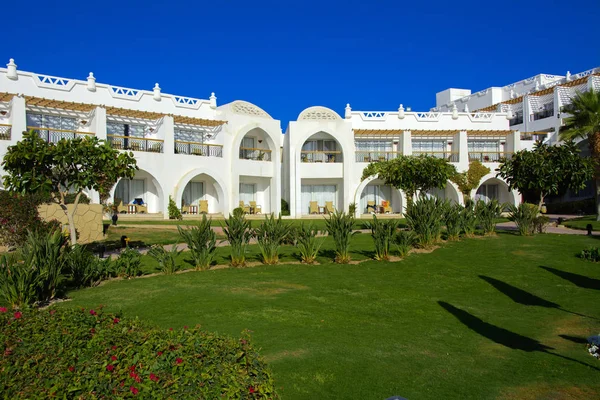 Sharm el-Sheikh, Mısır - 14 Mart 2018. Bir yaz gününde mükemmel bir beyaz otel avlusu. Turizm, tatil ve lüks eğlence kavramı. Cyrene Grand otel konaklama