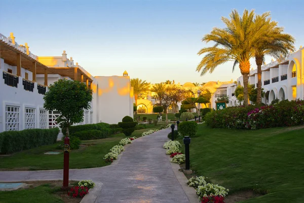 Sharm Sheikh Egypt Marca 2018 Podwórkach Wspaniały Biały Hotel Godzinach — Zdjęcie stockowe