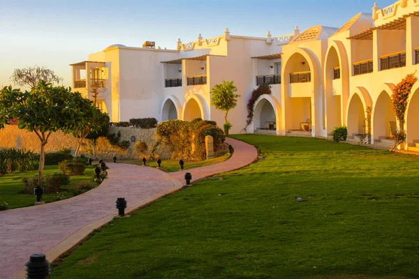 Sharm el-Sheikh, Mısır - 14 Mart 2018. Gecenin mükemmel bir beyaz otel avlusu. Güneş doğuyor. Kavram Turizm, tatil ve lüks eğlence. Cyrene Grand otel konaklama