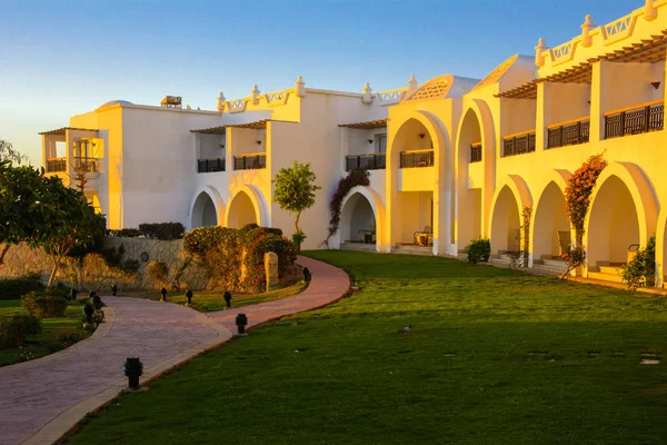 Sharm el-Sheikh, Mısır - 14 Mart 2018. Gecenin mükemmel bir beyaz otel avlusu. Güneş doğuyor. Kavram Turizm, tatil ve lüks eğlence. Cyrene Grand otel konaklama