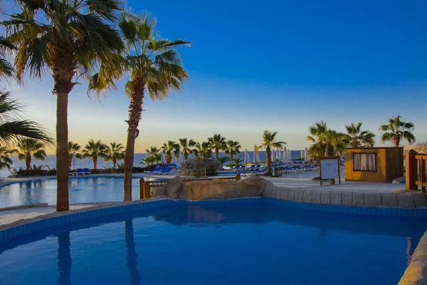Sharm el-Sheikh, Mısır - 14 Mart 2018. Gecenin mükemmel bir beyaz otel avlusu. Güneş doğuyor. Kavram Turizm, tatil ve lüks eğlence. Cyrene Grand otel konaklama