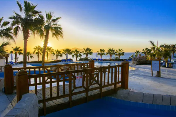 Sharm el-Sheikh, Mısır - 14 Mart 2018. Gecenin mükemmel bir beyaz otel avlusu. Güneş doğuyor. Kavram Turizm, tatil ve lüks eğlence. Cyrene Grand otel konaklama