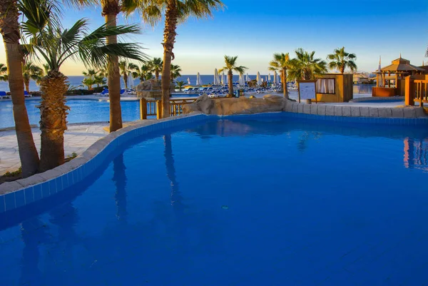 Sharm el-Sheikh, Mısır - 14 Mart 2018. Gecenin mükemmel bir beyaz otel avlusu. Güneş doğuyor. Kavram Turizm, tatil ve lüks eğlence. Cyrene Grand otel konaklama