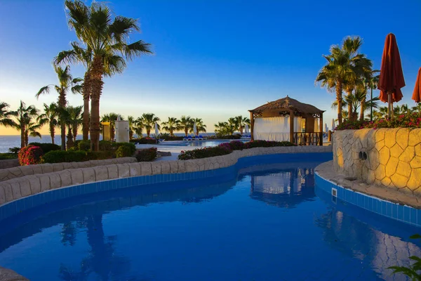 Sharm el-Sheikh, Mısır - 14 Mart 2018. Gecenin mükemmel bir beyaz otel avlusu. Güneş doğuyor. Kavram Turizm, tatil ve lüks eğlence. Cyrene Grand otel konaklama