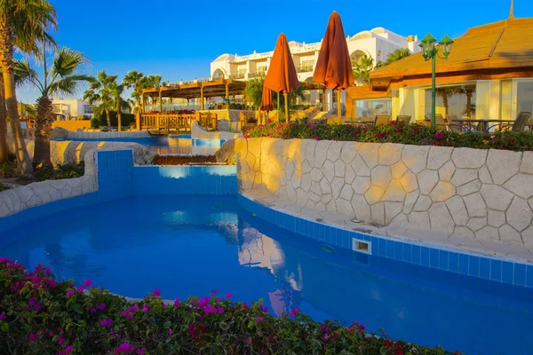 Sharm el-Sheikh, Mısır - 14 Mart 2018. Gecenin mükemmel bir beyaz otel avlusu. Güneş doğuyor. Kavram Turizm, tatil ve lüks eğlence. Cyrene Grand otel konaklama