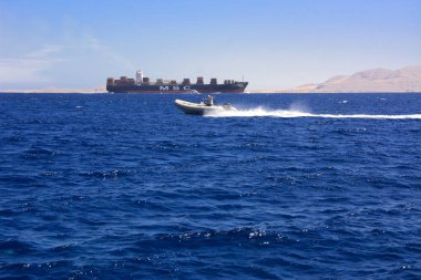 Sharm el-Sheikh, Mısır - 14 Mart 2018. Bir büyük yük gemisi nakliye konteyner ve açık denizde mavi gökyüzüne karşı toplu yükleri için. İş lojistik ve uluslararası gemi 