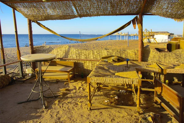 Antiguo Mobiliario Playa Abandonado Una Orilla Del Mar Vacía Sobre — Foto de Stock