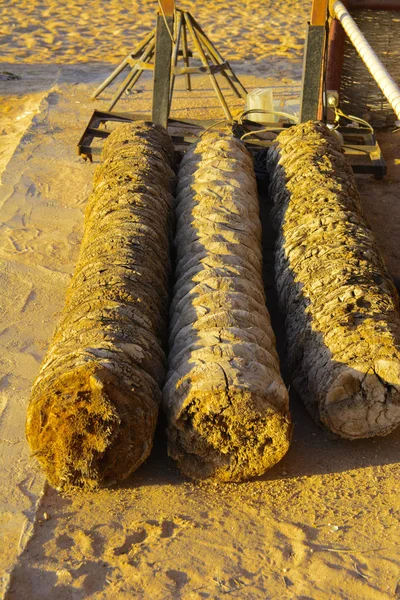 Vecchi Mobili Spiaggia Abbandonati Una Spiaggia Vuota Uno Sfondo Sabbia — Foto Stock