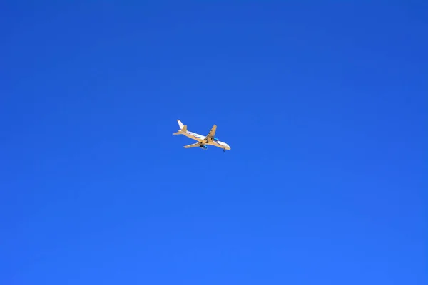 大型の旅客機は 青い空に高く飛び — ストック写真