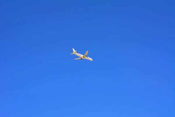 Большой Пассажирский Самолет Летит Высоко Голубом Небе Отдых Путешествия — стоковое фото