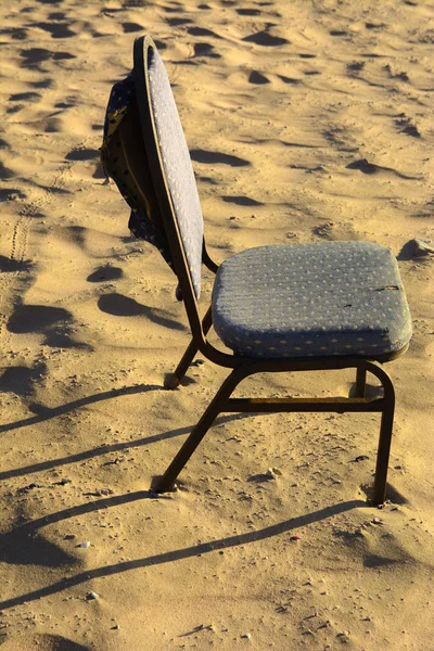 Uma Velha Cadeira Vime Videira Jogada Fora Uma Praia Vazia — Fotografia de Stock