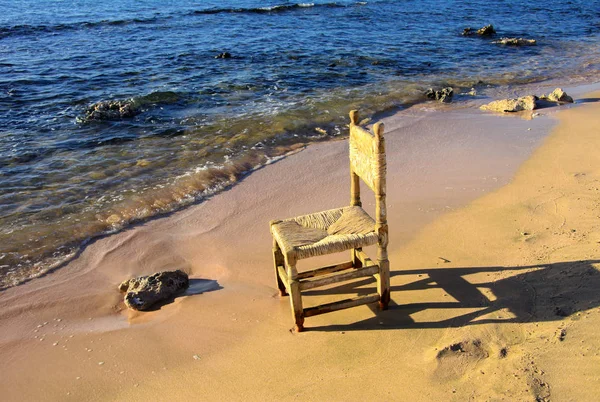 Uma Velha Cadeira Vime Videira Jogada Fora Uma Praia Vazia — Fotografia de Stock