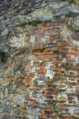 Eski bir soluk taş kırık, yıpranmış ve bir zamanlar görkemli bir kale duvarına paramparça. Egzotik yaz tatillerini, ekran koruyucu, duvar kağıdı yaratıcı arka plan kategorisinde.