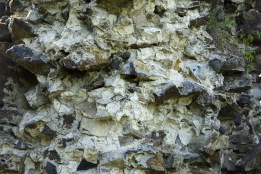 Eski bir soluk taş kırık, yıpranmış ve bir zamanlar görkemli bir kale duvarına paramparça. Egzotik yaz tatillerini, ekran koruyucu, duvar kağıdı yaratıcı arka plan kategorisinde.