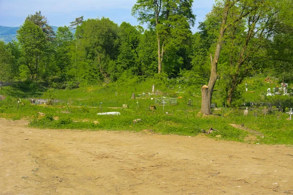 Viejo Cementerio Abandonado Cruces Tumbas Cubiertas Hierba Alta Contra Telón —  Fotos de Stock