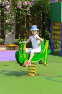 Küçük çocuklar etrafında koşmak ve oyun alanında oynamak. Genç bir çocuk oyun merkezi. Küçük kız açık havada oynuyor. Yaz çocuk eğlence kavramı.