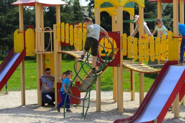 Khust, Ukrayna - 22 Nisan 2018. Küçük çocuklar etrafında koşmak ve oyun alanında oynamak. Genç bir çocuk oyun merkezi. Küçük kız açık havada oynuyor. Yaz çocuk eğlence kavramı.