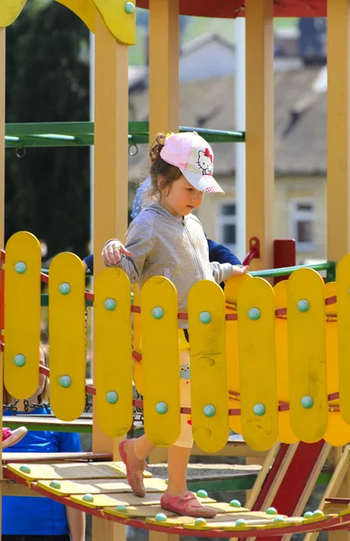 Kleine Kinder Toben Herum Und Spielen Auf Dem Spielplatz Spielzentrum — Stockfoto