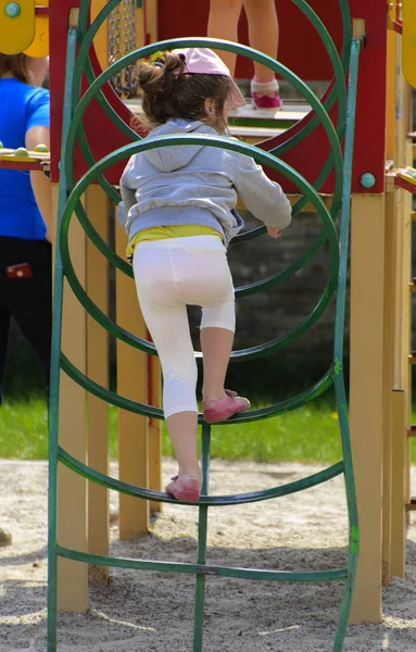 Küçük çocuklar etrafında koşmak ve oyun alanında oynamak. Genç bir çocuk oyun merkezi. Küçük kız açık havada oynuyor. Yaz çocuk eğlence kavramı.