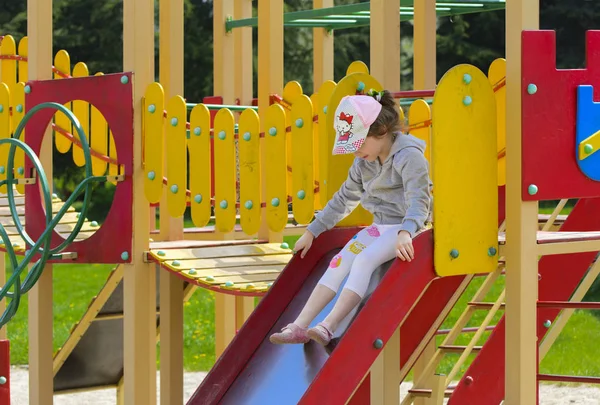 Kleine Kinder Toben Herum Und Spielen Auf Dem Spielplatz Spielzentrum — Stockfoto