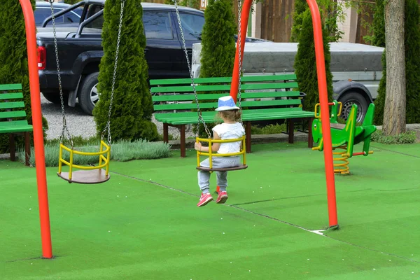 Bambini Piccoli Corrono Giro Giocare Nel Parco Giochi Centro Giochi — Foto Stock