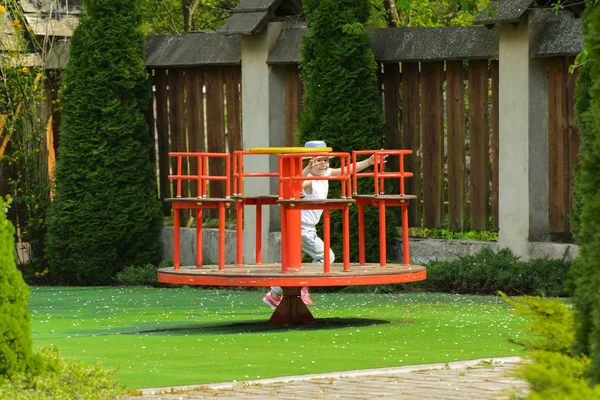 Bambini Piccoli Corrono Giro Giocare Nel Parco Giochi Centro Giochi — Foto Stock