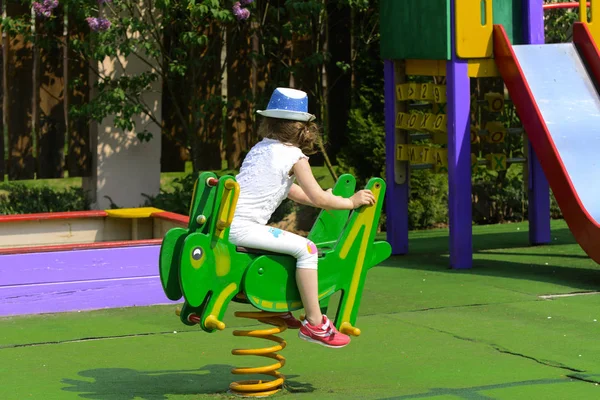 Kleine Kinder Toben Herum Und Spielen Auf Dem Spielplatz Spielzentrum — Stockfoto