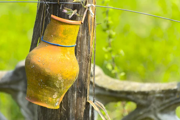 Ancient Clay Village Jug Wooden Pillar Old Ukrainian Household Utensils — Stock Photo, Image