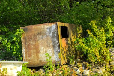 Paslı demir tankları ve metal yapılar terk edilmiş. Kriz, ekonomi, üretim kapasitesi, kesilmesi çöküşü bir daraltmak için yol açtı. Küresel felaket.
