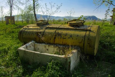 Paslı demir tankları ve metal yapılar terk edilmiş. Kriz, ekonomi, üretim kapasitesi, kesilmesi çöküşü bir daraltmak için yol açtı. Küresel felaket.