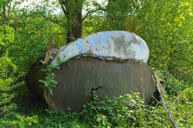 Paslı demir tankları ve metal yapılar terk edilmiş. Kriz, ekonomi, üretim kapasitesi, kesilmesi çöküşü bir daraltmak için yol açtı. Küresel felaket.