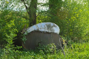 Paslı demir tankları ve metal yapılar terk edilmiş. Kriz, ekonomi, üretim kapasitesi, kesilmesi çöküşü bir daraltmak için yol açtı. Küresel felaket.