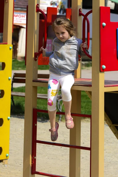 Crianças Correm Brincam Recreio Centro Jogos Para Uma Criança Pequena — Fotografia de Stock