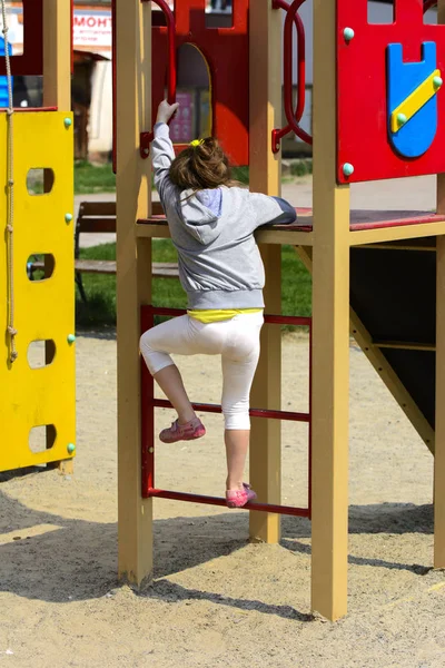  Küçük çocuklar etrafında koşmak ve oyun alanında oynamak. Genç bir çocuk oyun merkezi. Küçük kız açık havada oynuyor. Yaz çocuk eğlence kavramı.