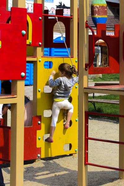 Küçük çocuklar etrafında koşmak ve oyun alanında oynamak. Genç bir çocuk oyun merkezi. Küçük kız açık havada oynuyor. Yaz çocuk eğlence kavramı.