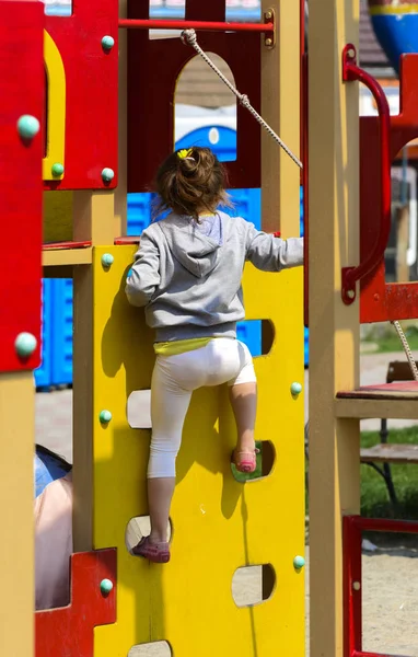  Küçük çocuklar etrafında koşmak ve oyun alanında oynamak. Genç bir çocuk oyun merkezi. Küçük kız açık havada oynuyor. Yaz çocuk eğlence kavramı.