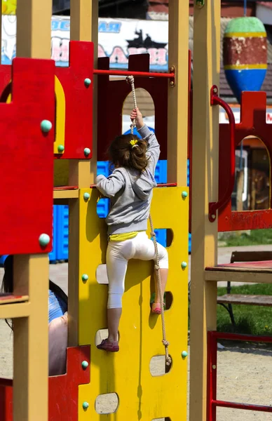  Küçük çocuklar etrafında koşmak ve oyun alanında oynamak. Genç bir çocuk oyun merkezi. Küçük kız açık havada oynuyor. Yaz çocuk eğlence kavramı.