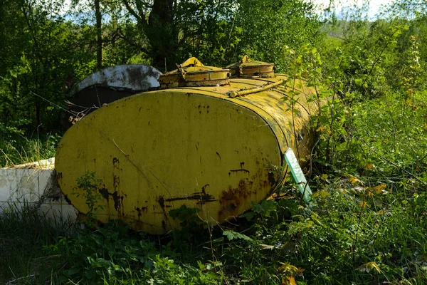 Viejos Tanques Oxidados Hierro Abandonados Estructuras Metálicas Crisis Colapso Economía — Foto de Stock