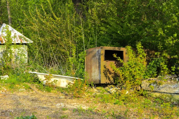 Παλιά Εγκαταλελειμμένα Σκουριασμένο Σίδερο Δεξαμενές Και Μεταλλικών Κατασκευών Κρίση Κατάρρευση — Φωτογραφία Αρχείου