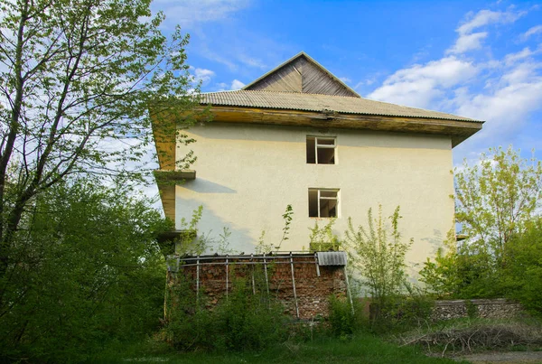 Ruínas Sanatório Abandonado Dos Tempos União Soviética Meio Uma Floresta — Fotografia de Stock
