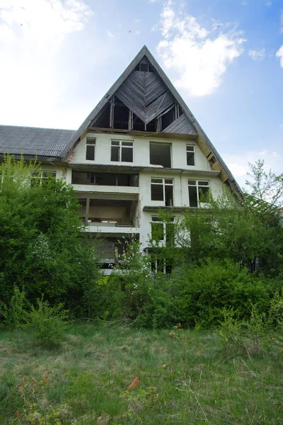 Les Ruines Sanatorium Abandonné Époque Union Soviétique Milieu Une Forêt — Photo