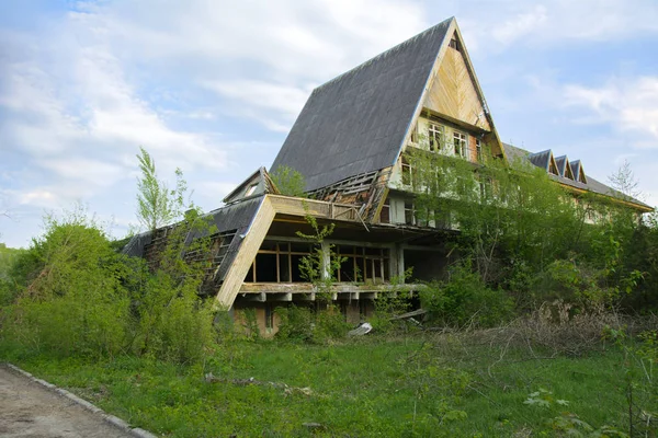 在茂密的森林中 苏联时代的一个废弃疗养院的废墟 破坏和破坏 残破的建筑石头建筑 这座建筑物在佛瑞斯中丢失了 — 图库照片