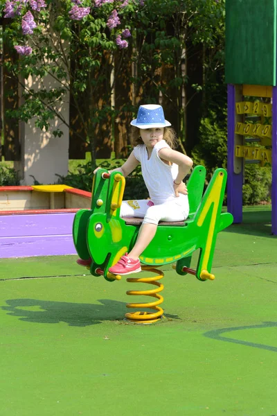 Küçük çocuklar etrafında koşmak ve oyun alanında oynamak. Genç bir çocuk oyun merkezi. Küçük kız açık havada oynuyor. Yaz çocuk eğlence kavramı.