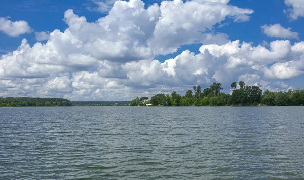 Ein Schönes Bild Der Landschaft Aus Der Mitte Des Flusses — Stockfoto