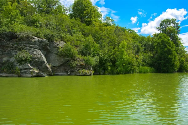 Une Vue Magnifique Milieu Rivière Rivage Pierre Paysage Rocheux Naturel — Photo