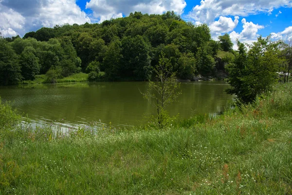 Een Mooi Beeld Van Landschap Vanaf Het Midden Van Rivier — Stockfoto