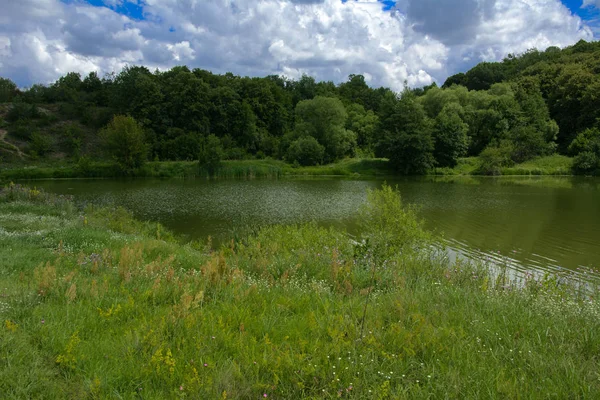 Een Mooi Beeld Van Landschap Vanaf Het Midden Van Rivier — Stockfoto